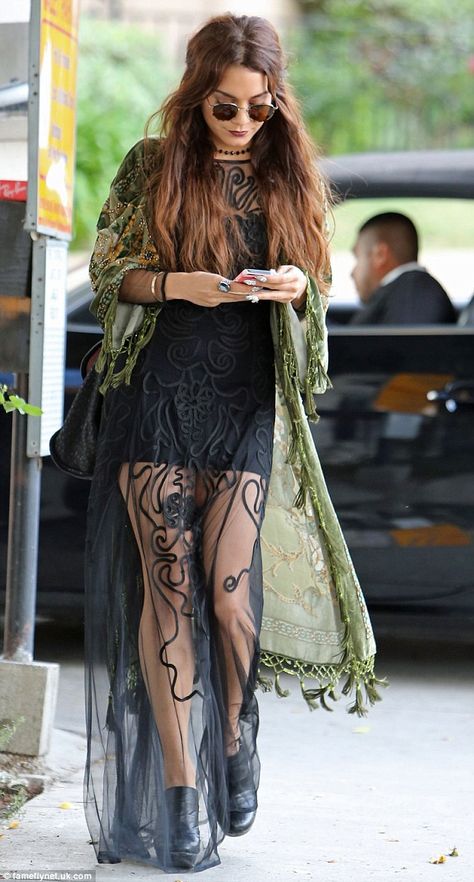 Whimsical Witchy Outfits, Witchy Style Modern Witch, Witchy Boho Fashion, Estilo Vanessa Hudgens, Goth Mom, Bohemian Schick, 2023 Vibes, Hippie Goth, Festival Mode