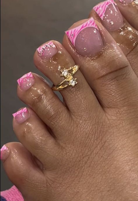 Pedicure Ideas With Design, Y2k Toes Nails, Hello Kitty Toes Nail Design, White Toes With Gems, Y2k Toe Nail Designs, Y2k Pedicure, Acrylic Toes Pink, Y2k Toenails, Toe Nail Designs Pink