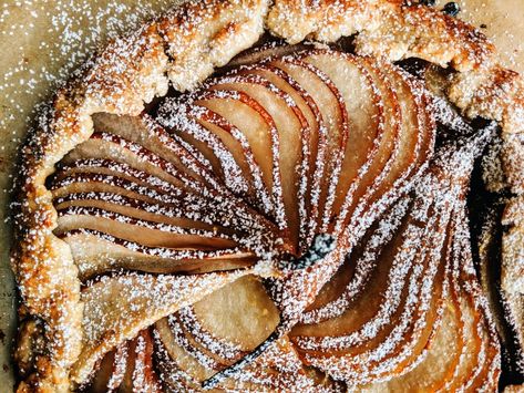 Pear Galette, Baked Pears, Pear Tart, Galette Recipe, Sliced Pears, Pear Recipes, Ginger And Honey, Baking Sweets, Foods With Gluten