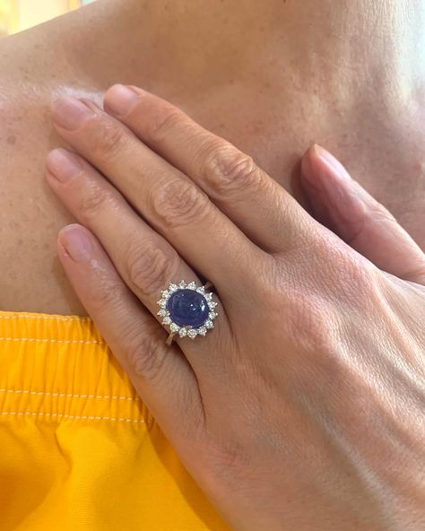 𝐀 𝐛𝐥𝐮𝐞 𝐜𝐚𝐧𝐝𝐲-𝐥𝐢𝐤𝐞 𝐬𝐭𝐨𝐧𝐞 𝐨𝐧 𝐚 𝐫𝐢𝐧𝐠 ? Original pompadour ring in white gold set with brilliant cut diamonds and a 6 carats cabochon sapphire. https://www.lespierresdejulie.com/en/products/cabochon-sapphire-diamonds-18-carat-white-gold-pompadour-ring When certain stones cannot be faceted, it is common to cut them as cabochons. Some jewelry houses, such as Pommelato, have made cabochons their specialty. #lespierresdejulie #pierresdejulie #villagesuisseparis #bijouxparis #jewelrylover #jewelsp... Blue Candy, Ring Sapphire, White Gold Set, Cabochon Ring, Pompadour, Gold Set, Sapphire Diamond, Jewelry Lover, Brilliant Cut Diamond