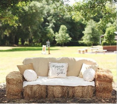 Hay Bale Wedding, Wedding Hacks, Deco Champetre, Hay Bales, בר מצווה, Outdoor Wedding Decorations, Rustic Outdoor, Vintage Florida, Western Wedding