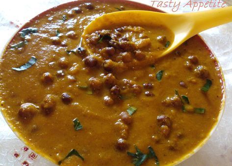 'Kala Chana Masala' / Black Chickpeas Gravy - Tasty Appetite Indian Beans, Channa Recipe, Chana Masala Recipe, Spicy Chickpeas, Chana Recipe, Black Chickpeas, Punjabi Cuisine, Bangladeshi Food, Veg Curry