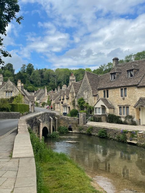 English Country Vacation, English Countryside Estate, Uk Country Side Aesthetic, The Cotswolds Aesthetic, Uk Countryside House, England Countryside Houses, Country Side England, English Countryside Life, Cotswold Aesthetic