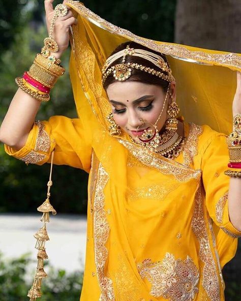 Trends You Must Steal From These Gorgeous Rajasthani Bridal Looks Rajasthani Bridal Jewellery, Rajputani Dress Designs, Rajasthani Haldi Dress, Poses In Rajasthani Dress, Rajputi Baisa Pic, Rajasthani Look Lehenga, Marvadi Look, Rajasthani Jewellery Royal, Royal Rajasthani Bride