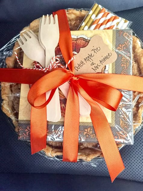 Pie Exchange Party, Thanksgiving Baked Goods Gifts, How To Wrap A Pie As A Gift, How To Package Pies To Sell, Apple Pie Gift Basket Ideas, Pie Wrapping Ideas, Pie Auction Ideas, Thanksgiving Package Ideas, Referal Gifts