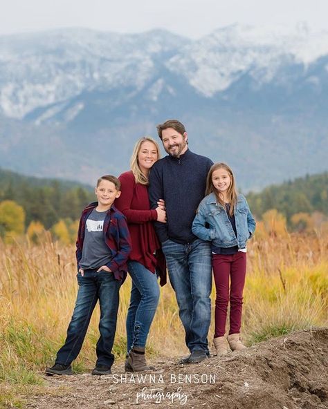 Family Portraits 4 People, Family Of 4 Outdoor Photoshoot, Family Photo In Mountains, Older Family Photography Poses, Family 4 Photo Poses, Family Of 4 Photo Pose Ideas, Family Photo Poses Family Of Four, Family 4 Poses, Family Photos Four People