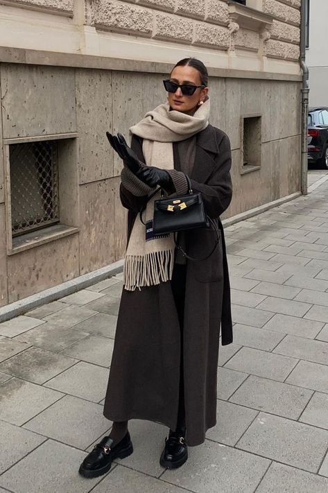 Milan Style Winter, Nordic Style Fashion, Brown Coat Outfit, Wool Coat Outfit, Winter Coat Outfits, Business Professional Outfits, Scarf Outfit, London Outfit, Corporate Outfits