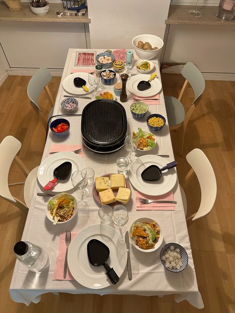 Raclette Dinner Ideas, Raclette Ideas Dinner Parties, Raclette Aesthetic, Raclette Party Decoration, Raclette Ideas, Raclette Dinner Party, Sylvester Party, Raclette Party, Soiree Party