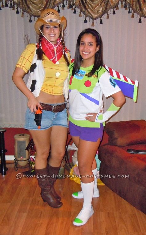 Female+Buzz+Lightyear+and+Woody+Couple+Costume Disfraz Buzz Lightyear, Homemade Couples Costumes, Buzz Lightyear And Woody, Disfraz Toy Story, Lightyear Costume, Buzz Lightyear Costume, Woody Costume, Clever Halloween, Clever Halloween Costumes