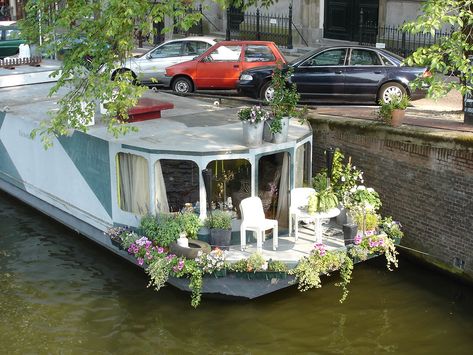 Houseboat Ideas, Houseboat Living, Living On A Boat, Water House, Boat Interior, Boat House, Canal Boat, Floating House, Tiny House Movement