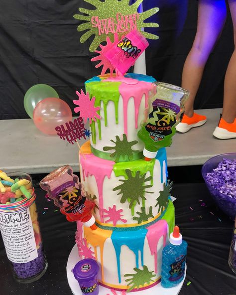 Multi color slime cake Slim Birthday Cake Ideas, Slime Inspired Birthday Cake, Slime Birthday Party Decorations, Slime Party Cake Ideas, Slime Party Cake, Slime Cakes Birthday Parties, Slime Cake Ideas Girl, Slime Themed Birthday Cake, Slime Cake Ideas