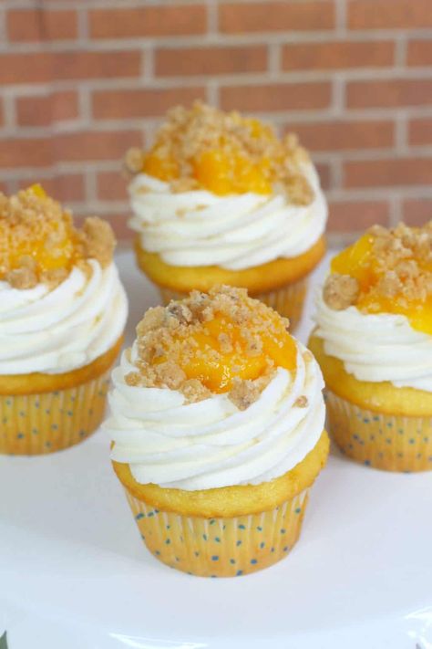 Peach Pie Cupcakes Recipe Peach Cheesecake Cupcakes, Peach Cupcakes Recipe Cake Mixes, Peach Filled Cupcakes, Peach Pie Cupcakes, Peach Cupcakes Recipe, Peach Cobbler Cupcakes, Peach Cupcakes, Cake Mix Cupcakes, Snickers Candy Bar