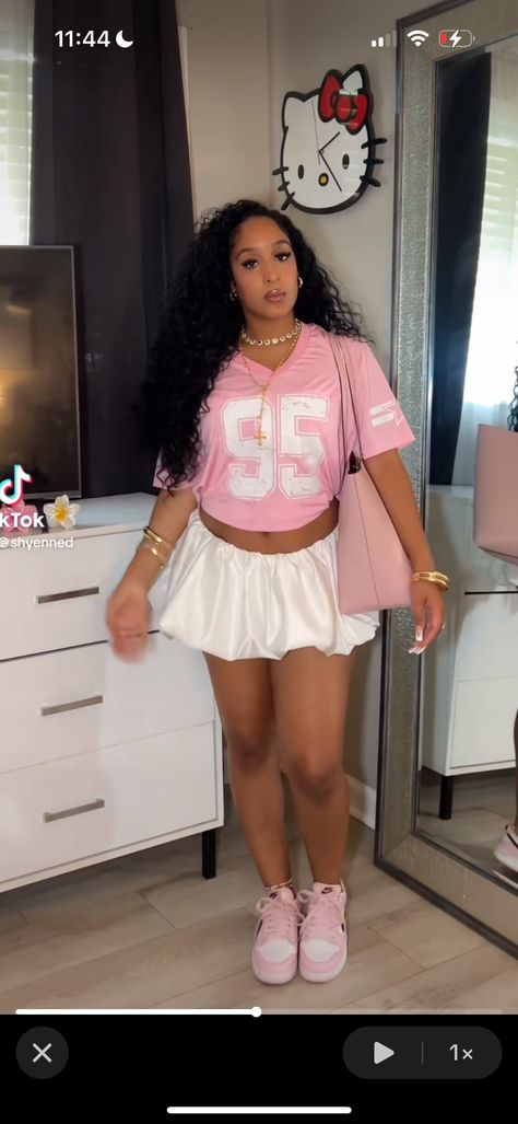 Pink Outfit With Skirt, Pink Jersey Outfit, Nicki Minaj Concert Outfit, Pink Skirt Outfit Ideas, Nicki Minaj Concert, Pink Skirt Outfits, 19th Bday, Tomboy Fits, Outfit Black Women