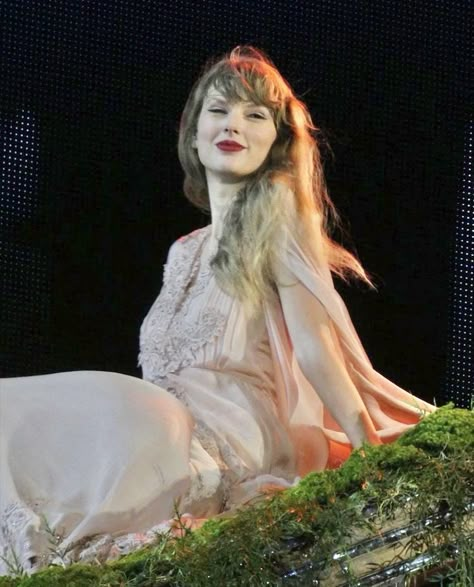 taylor swift folklore the eras tour Taylor Swift Fotos, Estilo Taylor Swift, Swift Photo, Taylor Swift Wallpaper, Long Live Taylor Swift, Live Taylor, Swift 3, Taylor Swift 13, Jessica Chastain