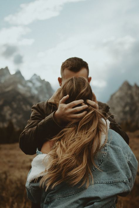 Yosemite Family Photos, Couples Photos Mountains, Glacier National Park Photoshoot, Mountain Couple Photoshoot Fall, Couple Mountain Pictures, Montana Photoshoot, Granola Couple Photoshoot, Montana Couples Photoshoot, Yosemite Engagement Shoot