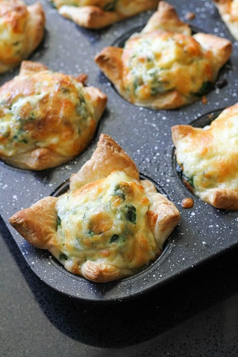 Mini Veggie Quiche, Mini Quiche Filling Ideas, Vegetarian Finger Food Recipes, Party Foods Vegetarian, Vegetarian Puff Pastry Appetizers, Puff Pastry Recipes Vegetarian, Puff Pastry Finger Food Recipes, Veggie Puff Pastry Recipes, Veg Finger Food For Party