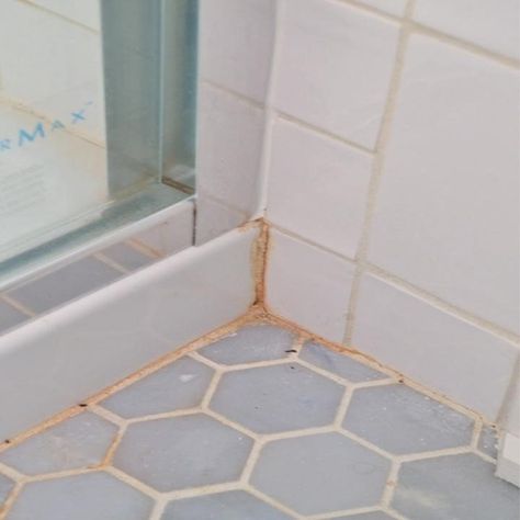 Keep your bathroom clean and tidy by learning how to remove unsightly orange water stains from your bathroom tile grout using chemical-free steam. Bathroom Tile Grout, Cleaning Shower Tiles, Diy Grout, Shower Grout, Bathroom Tile Diy, Bathroom Grout, Grout Stain, Remove Rust Stains, Tile Diy