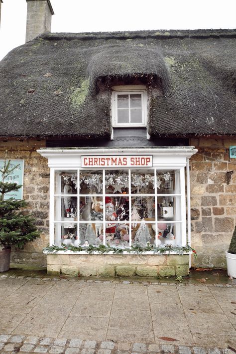 Christmas Shop in the Cotswolds in England Cotswolds England, Beautiful Winter Scenes, English Christmas, Xmas Toys, Stone Cottages, Living In England, Christmas Preparation, Christmas Tale, Shabby Chic Interiors