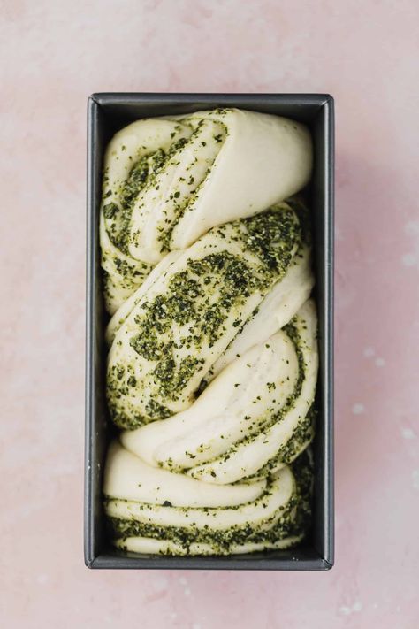 Pesto Swirl Bread, Bread Ideas Creative, Pesto Foccacia, Pesto Bread Recipe, Braided Breads, Savory Babka, Cheesy Pesto Bread, Pesto Bread, Basil Bread