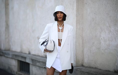 10 Outfits That Prove Bucket Hats Weirdly Look Good With Everything Black Hat Outfit, Bucket Hat Outfits, Bucket Hat Looks, Bucket Hat Outfit, Bucket Hat Fashion, Designer Bucket Hats, Latina Outfit, Hat Outfit, Swimsuit Trends