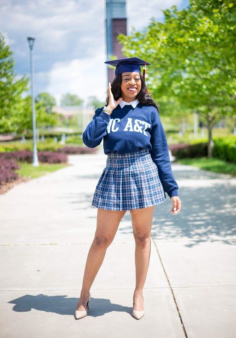 Ncat Graduation, College Grad Pictures, College Graduation Pictures Poses, College Graduation Pictures, Graduation Poses, Graduation Picture Poses, Grad Photoshoot, Graduation Cap Designs, Fasion Outfits