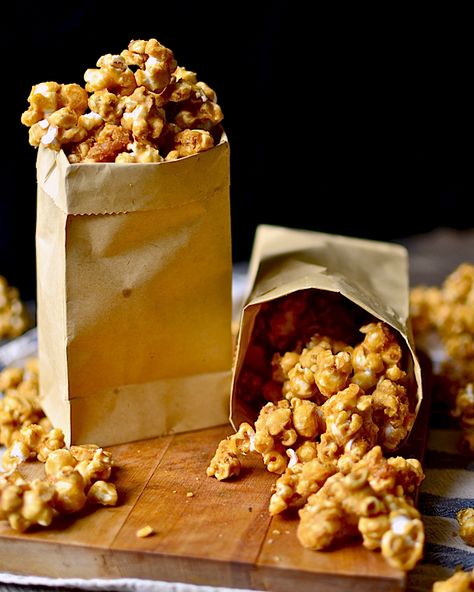 Microwave Caramel Corn, Crunchy Caramel, Plats Healthy, Popcorn Snacks, Gluten Free Desserts Recipes, Caramel Corn, Popcorn Recipes, Caramel Popcorn, Snack Mix