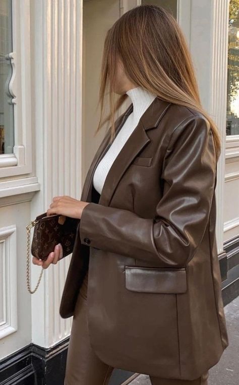 European Street Style, Leather Dress Women, Casually Chic, Business Chic, Woman Suit Fashion, Street Style Winter, Paris Street Style, Autumn Street Style, Street Style Chic