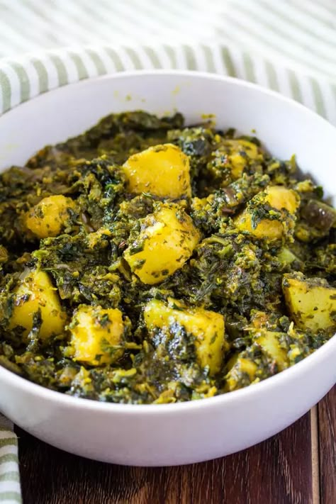 Saag Aloo (Palak Aloo) | I Knead to Eat Aloo Palak Recipe, Aloo Palak, Saag Aloo, Saag Recipe, Aloo Recipes, Punjabi Food, Vegetarian Indian, Potato Curry, Pakistani Food