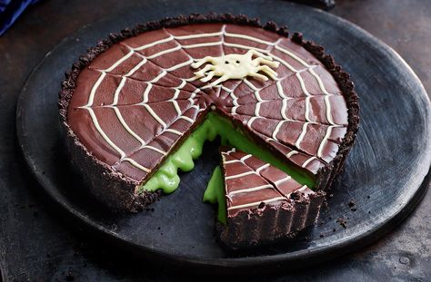 Halloween Tart, Chocolate Slime, Salted Caramel Tart, Postres Halloween, Recetas Halloween, Halloween Party Treats, Caramel Tart, Tesco Real Food, Tart Recipe