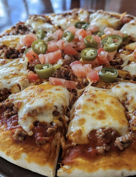 Bring a bit of Taco Bell nostalgia to your kitchen with this delicious Homemade Mexican Pizza. This easy recipe combines crispy tortillas with seasoned beef, refried beans, gooey melted cheese, and fresh toppings to create … Homemade Mexican Pizza Taco Bells, Pioneer Woman Mexican Pizza, Mexican Doritos Pizza, Home Made Pizza Recipe, Chef Boyardee Pizza, Homemade Mexican Pizza, Chalupa Recipe, Mexican Pizza Recipe, Taco Bell Mexican Pizza