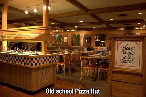 39 Pics That Will Help You Scratch That Nostalgic Itch Old School Pizza, School Pizza, Old Commercials, Classic Chandeliers, Burger And Fries, Pizza Hut, Salad Bar, Good Ole, Good Pizza