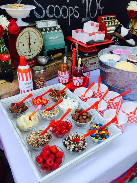 Sundae Party, Birthday Movie, Summer Party Ideas, 50's Diner, Ice Cream Sundae Bar, Sundae Bar, Fingerfood Party, Ice Cream Birthday Party, Backyard Movie