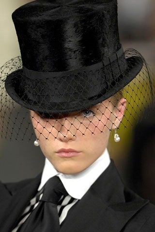 Ralph Lauren Spring 2008 Ready-to-Wear Fashion Show | Vogue Women In Tie, Mode Steampunk, Equestrian Chic, Elegant Hats, Fancy Hats, Millinery Hats, Fascinator Hats, Derby Hats, Beautiful Hats