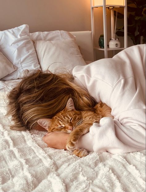 Loving Cats Pictures, Girl Cat, Playing With Cat, Cat Lady Aesthetic, Cat Mom Aesthetic, Best Cat Breeds, Healthy Sleep Habits, Healthy Sleep, Cat Accessories