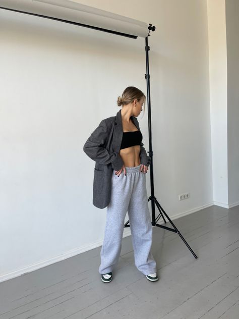 Blazer Sweatpants Outfit, Sweatpants And Blazer Outfit, Everyday Outfit Inspirations, Timeless Clothing, Statement Outfit, Sweatpants Outfit, Stylish Suit, Blazer Outfit, Confident Woman