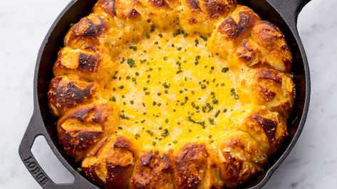 Pretzel Ring Beer Cheese Dip, Pretzel Beer Cheese Dip, Pretzel Beer Cheese, Feta Cheese Dip, Beer Cheese Recipe, Beer Cheese Dip Recipe, Bread Ring, Delicious Dips, Macedonian Food