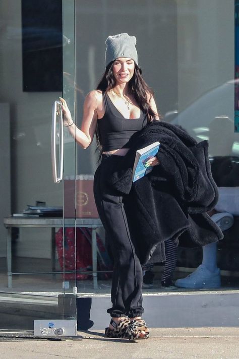 Style Uggs, Ugg Outfits, Megan Fox Style, Ugg Slipper, Slippers Outfit, Celebrity Fashion Looks, Boujee Outfits, Diy Clothes And Shoes, Uggs Outfit