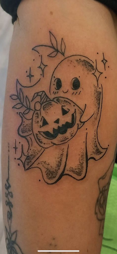 Small Jackolantern Tattoo, Pumpkin And Cat Tattoo, Pumpkin Spice Tattoo, Boo Bees Tattoo, Tiny Halloween Tattoos, Halloween Tattoos For Women, Halloween Themed Tattoos, Small Halloween Tattoos, Silly Tattoos