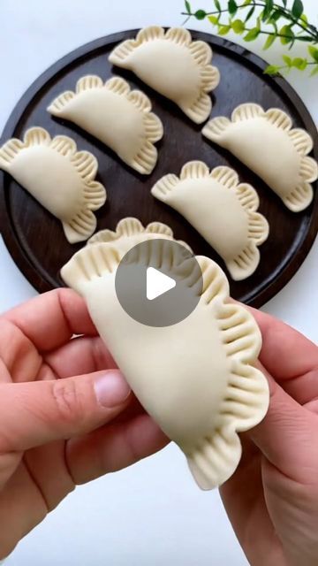 Flower Dumplings, Beautiful Dumplings, Dough Food, Food Garnish, Food Asian, Hand Pie, Amazing Food Art, Hand Pies, Indian Snacks