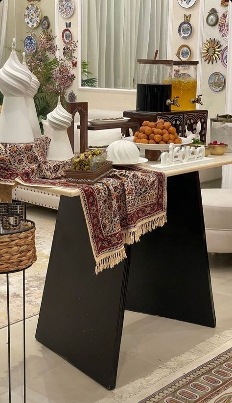 Ramadan Room Decor, Ramadan Home Decorations, Ramadan Decorations Ideas, Ramadan Table Setting, Ramadan Home Decor, Eid Table, Ramadan Table Decor, Ramadan Table, Food Display Table