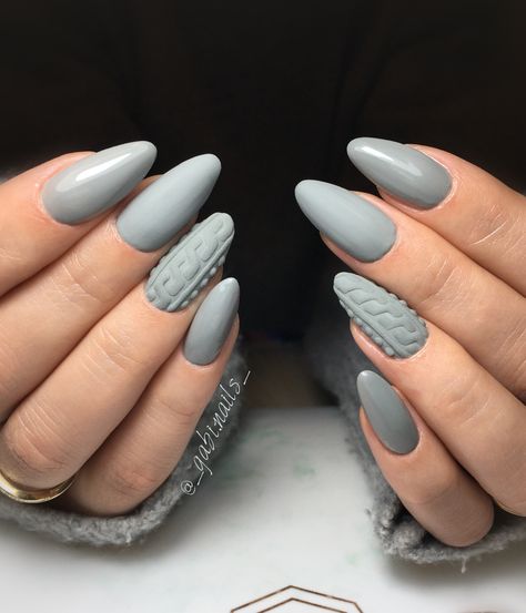 #nails #nailart #nailsofinstagram #greynails #sweaters #sweaterpattern #ruscona #gabinails Sweater Nails Gray, Grey Sweater Nail Design, Gray Sweater Nails, Christmas Nails Gray, Grey Sweater Nails, Marry Chirsmas, Christmas Nails Sweater Pattern, Sweater Pattern Nails, Simple Grey Nails