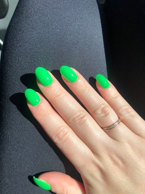 Neon green, almond-shaped nails Neon Green Oval Nails, Lime Green Almond Nails, Neon Green Almond Nails, Almond Neon Nails, Like Green Nails, Green Almond Shaped Nails, Bright Green Nails, Summer Dip, Lime Green Nails