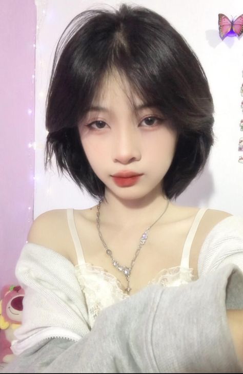 Hangodango on tiktok Cortes Aesthetic, Hair Styles Girl, Short Hair Korean, Layer Bob, Korean Short Haircut, Ulzzang Short Hair, Hair Korean, Korean Haircut, Short Hair Tomboy