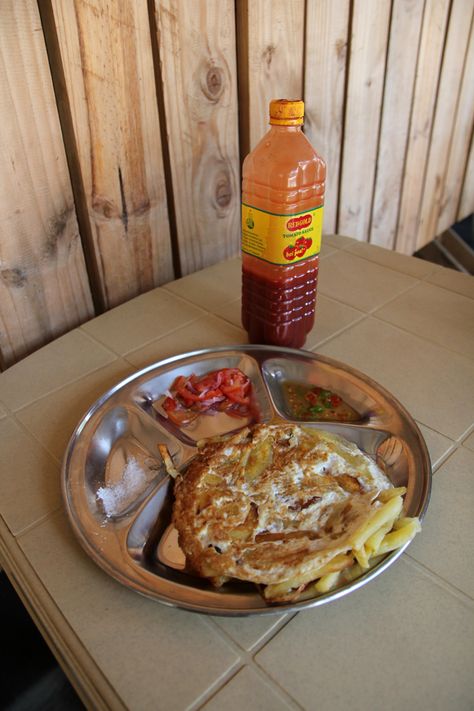 A plate of chips mayai in Dar Es Salaam, Tanzania Chips Mayai, Tanzanian Culture, Zanzibar Food, Tanzanian Food, Ugandan Food, Uni Meals, Baked Omelette, Tanzania Food, Dar Es Salaam Tanzania