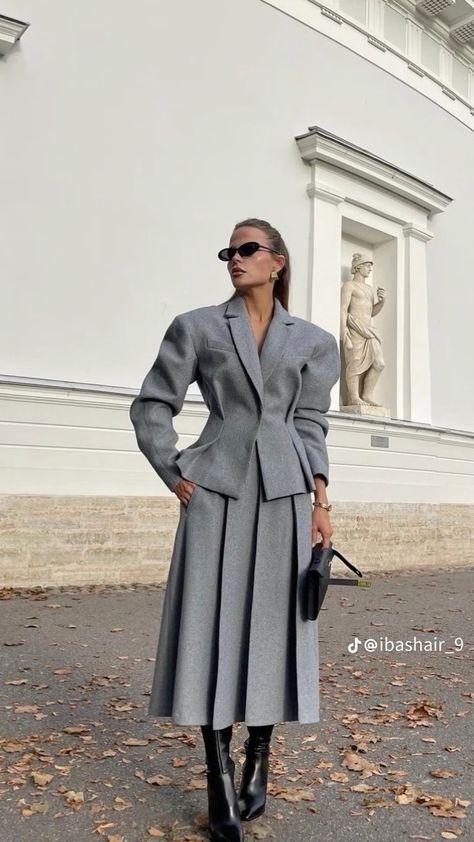 Power Suits For Women, Tulle Skirts Outfit, Outfit Grey, Makeup Mistakes, Event Outfit, Make Mistakes, Grey Outfit, Stylish Work Outfits, Modest Fashion Outfits