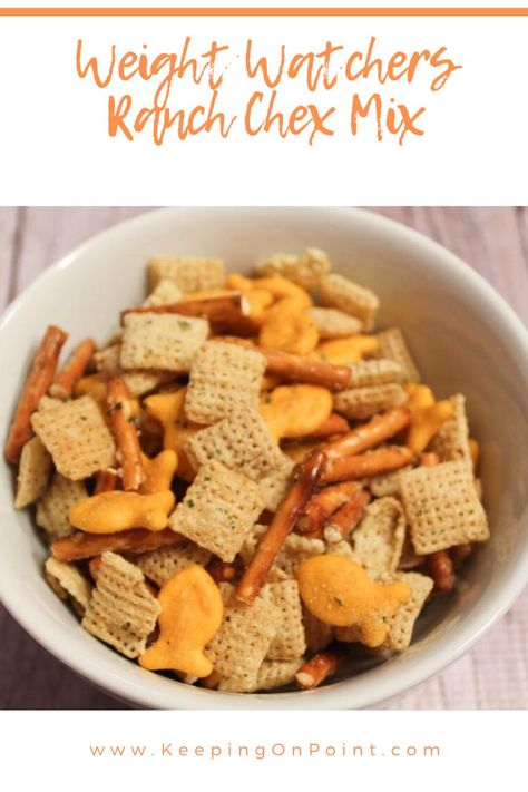 Weight Watchers Ranch Chex Mix - only 3 points per serving for blue, green and purple! Chex Snack Mix Recipes, Ranch Chex, Ww Soup, Ww Sides, Ranch Chex Mix, Ww Appetizers, Weight Watchers Appetizers, Weight Watchers Menu, Keeping On Point