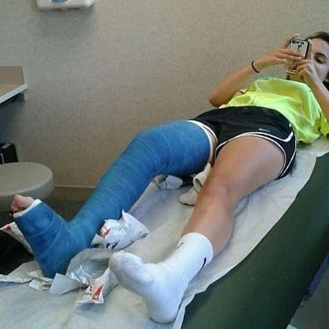 Broken Leg Cast, Broke Leg, Cast Decoration, Long Leg Cast, Plant Styling, Leg Painting, Leg Cast, Sports Outfits, Hospital Outfit