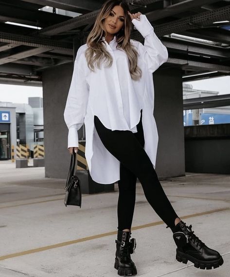 Outfit Botas, Oversized White Shirt, Look Legging, Elegante Casual, Mode Casual, Classy Casual Outfits, Outfit Trends, Mode Inspo, Looks Chic