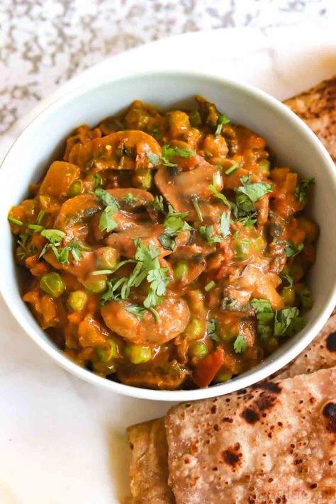 Close up view of Mushroom Masala with peas garnished with coriander Mushroom Peas Curry, Peas Recipe Indian, Missi Roti, Mushroom Masala, Mushroom Curry, Vegan Mushroom, Tomato Gravy, Indian Bread, Pea Recipes