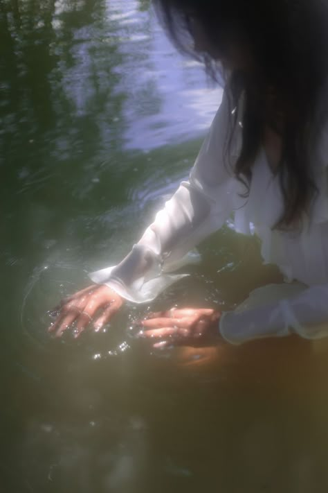 Fairy Water Photoshoot, Water Inspo Pics, Ethereal Goddess Aesthetic, Dreamy Fairy Photoshoot, Ethereal Photoshoot Fairytale, Lake Photoshoot Aesthetic, Water Photoshoot Aesthetic, Ethereal Photoshoot Ideas, Ethereal Aesthetic Photoshoot